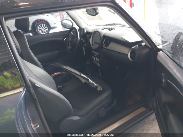 2010 MINI COOPER WMWMF3C54ATZ62906 Photo 4