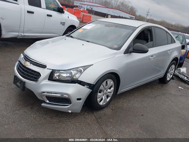 Chevrolet Cruze Ls Auto 2015 1G1PA5SH8F7128667 Image 2
