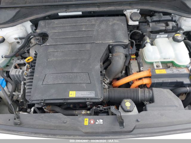 KNDCB3LC8H5032658 KIA NIRO LX