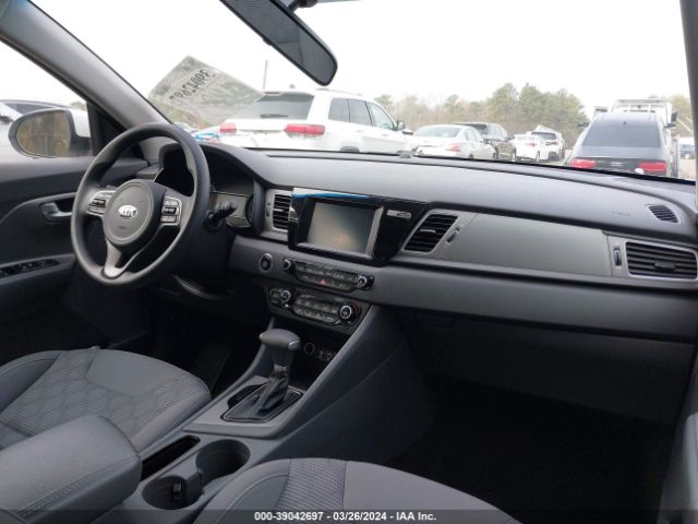 KNDCB3LC8H5032658 KIA NIRO LX