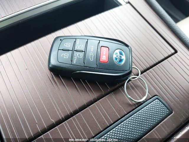 Toyota SIENNA XLE 2024 5TDYRKEC2RS183869 Image 11