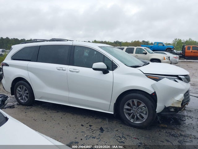 Toyota SIENNA XLE 2024 5TDYRKEC2RS183869 Image 13