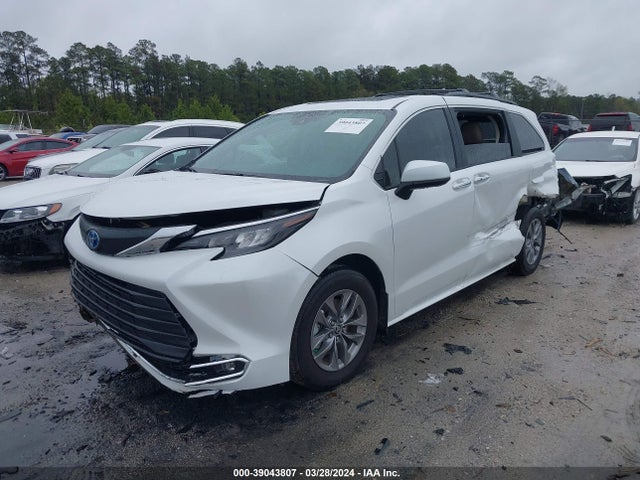Toyota SIENNA XLE 2024 5TDYRKEC2RS183869 Image 2