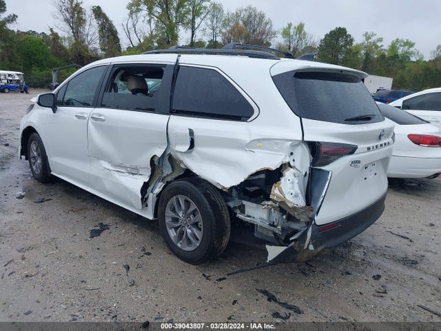 Toyota SIENNA XLE 2024 5TDYRKEC2RS183869 Image 3