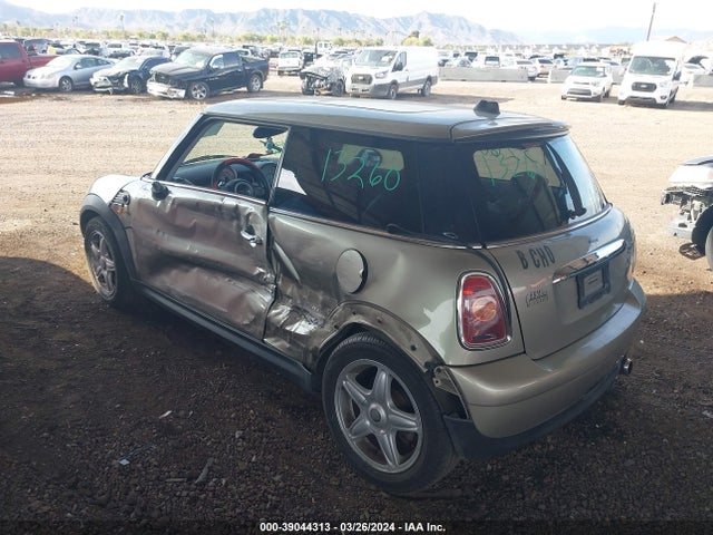 2007 MINI COOPER WMWMF33517TT52261 Photo 2