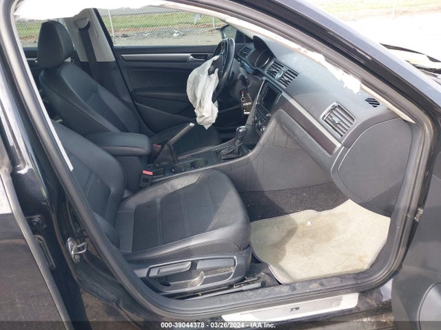 1VWDT7A33HC032443 Volkswagen Passat 1.8t R-line