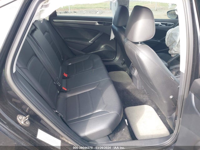 1VWDT7A33HC032443 Volkswagen Passat 1.8t R-line