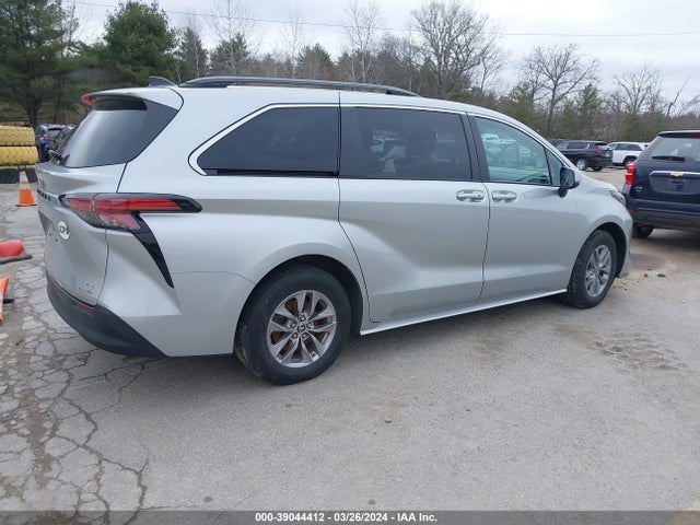 Toyota SIENNA LE 2022 5TDKSKFC9NS046382 Image 4