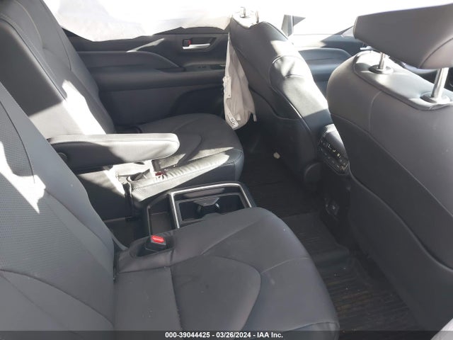 Toyota Grand Highlander Platinum 2024 5TDAAAB54RS004949 Image 8
