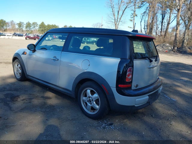 2011 MINI COOPER CLUBMAN WMWZF3C56BTX82253 Photo 2