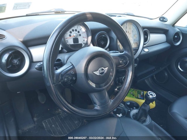 2011 MINI COOPER CLUBMAN WMWZF3C56BTX82253 Photo 4
