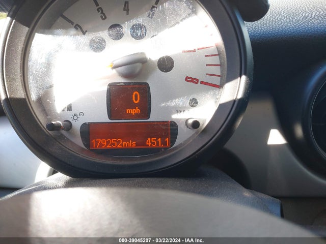 2011 MINI COOPER CLUBMAN WMWZF3C56BTX82253 Photo 6