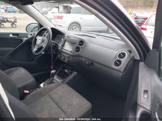 WVGAV7AX9FW552625 Volkswagen TIGUAN S