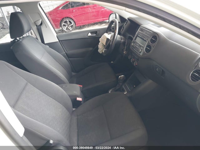 WVGAV3AXXEW526087 Volkswagen TIGUAN S