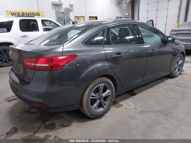 Ford FOCUS SE 2018 1FADP3FE1JL260415 Image 4