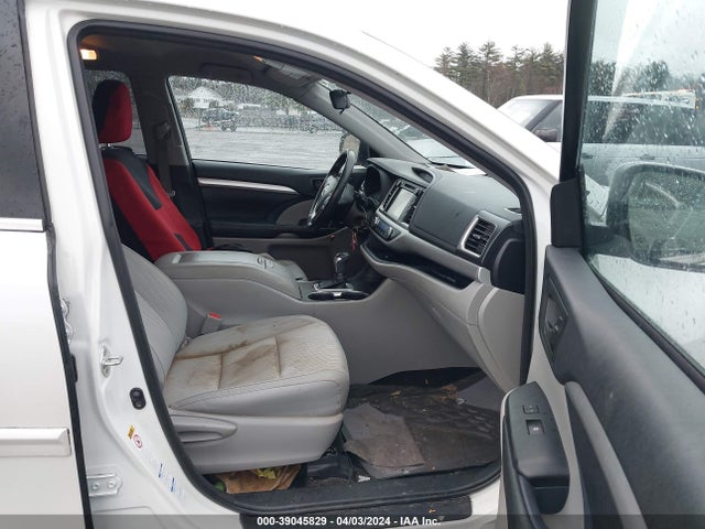 Toyota Highlander Le Plus 2018 5TDBZRFH4JS905369 Image 5