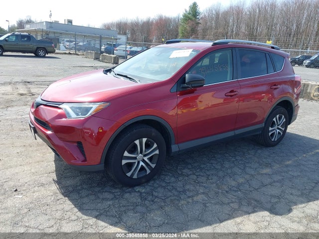 Toyota RAV4 LE 2018 JTMBFREVXJD233636 Image 2