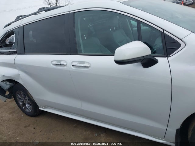 Toyota SIENNA XLE 2022 5TDYRKEC2NS133385 Image 13