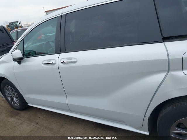 Toyota SIENNA XLE 2022 5TDYRKEC2NS133385 Image 14