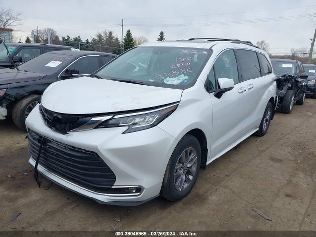 Toyota SIENNA XLE 2022 5TDYRKEC2NS133385 Image 2