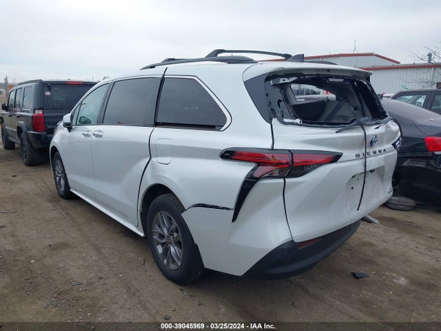 Toyota SIENNA XLE 2022 5TDYRKEC2NS133385 Image 3
