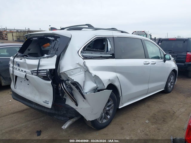 Toyota SIENNA XLE 2022 5TDYRKEC2NS133385 Image 4