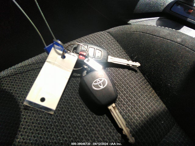 Toyota Rav4 Xle 2017 JTMWFREV4HD101404 Image 11