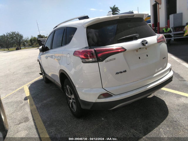 Toyota Rav4 Xle 2017 JTMWFREV4HD101404 Image 3
