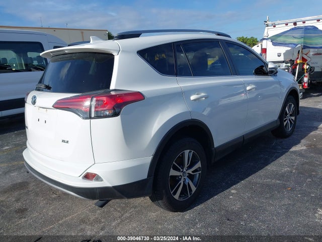 Toyota Rav4 Xle 2017 JTMWFREV4HD101404 Image 4