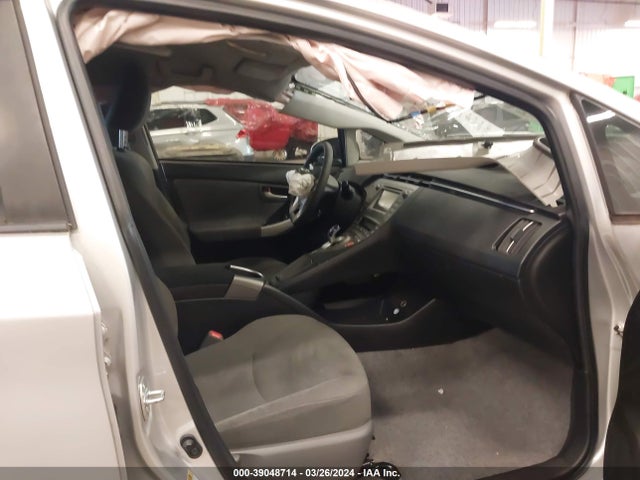 Toyota Prius Three 2014 JTDKN3DU5E0392599 Image 5