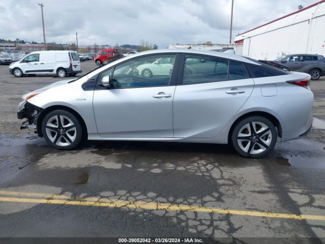 JTDKARFU5H3036572 Toyota Prius Three Touring