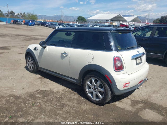 2007 MINI COOPER WMWMF33527TT56285 Photo 2