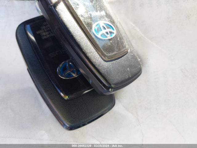 Toyota Prius Three Touring 2018 JTDKARFU8J3549689 Image 11