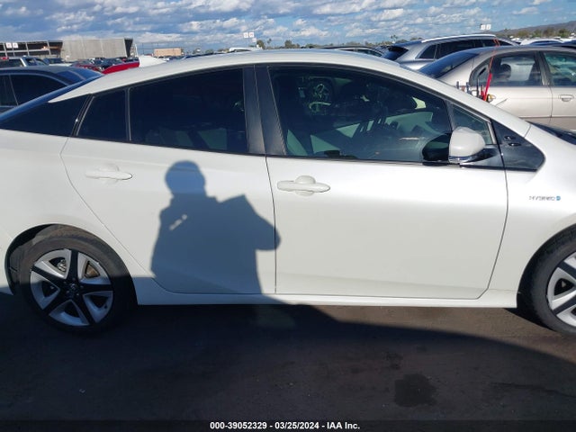 Toyota Prius Three Touring 2018 JTDKARFU8J3549689 Image 14