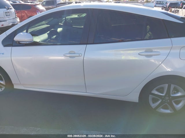 Toyota Prius Three Touring 2018 JTDKARFU8J3549689 Image 15