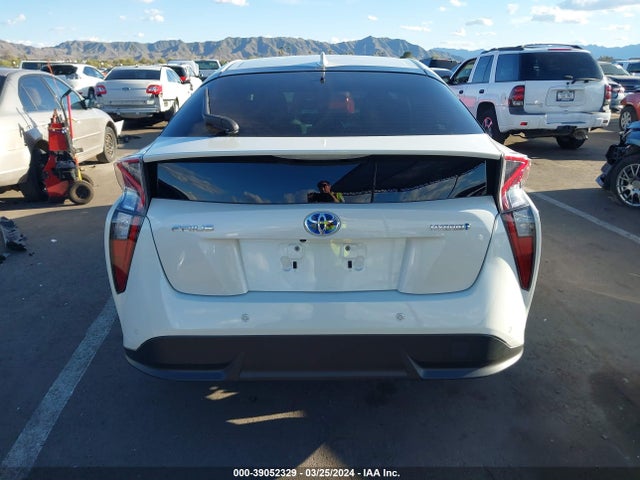 Toyota Prius Three Touring 2018 JTDKARFU8J3549689 Image 17