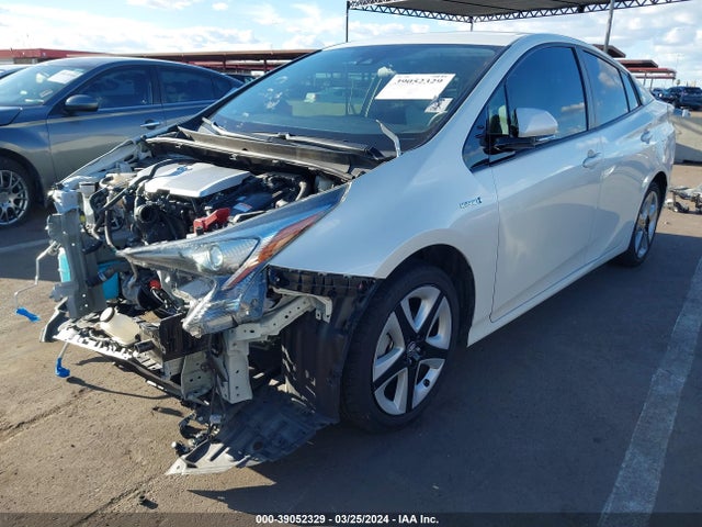 Toyota Prius Three Touring 2018 JTDKARFU8J3549689 Image 2
