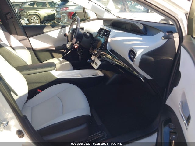 Toyota Prius Three Touring 2018 JTDKARFU8J3549689 Image 5