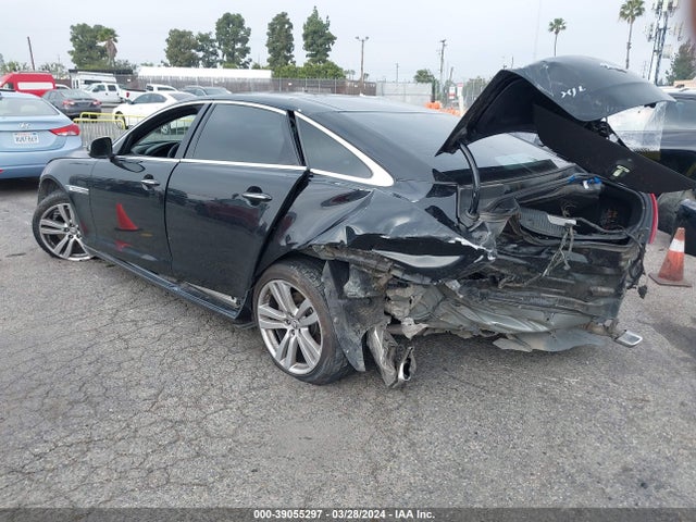 2011 JAGUAR XJ SAJWA2GB9BLV17021 Photo 2