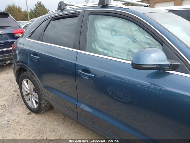 WA1JCCFS5HR005055 Audi Q3 2.0t Premium