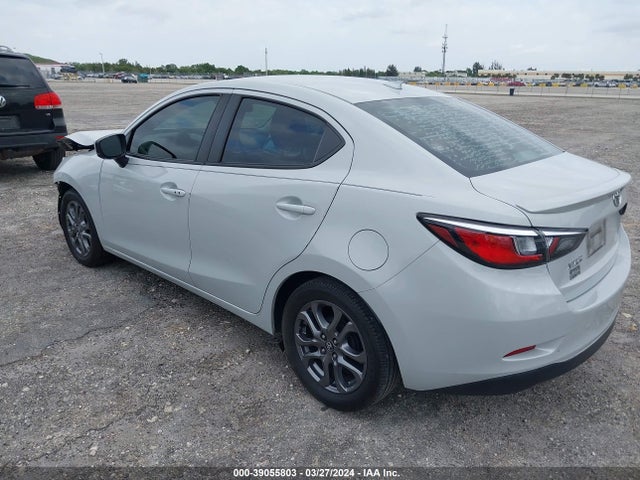 Toyota YARIS LE 2019 3MYDLBYVXKY519586 Image 3