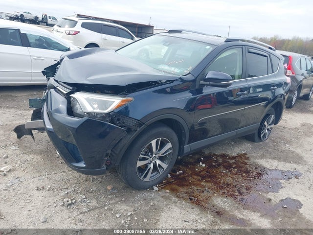 Toyota Rav4 Xle 2018 JTMWFREV8JJ740702 Image 2