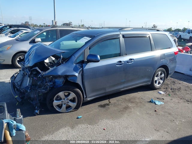 Toyota Sienna Le 8 Passenger 2015 5TDKK3DCXFS613497 Image 2