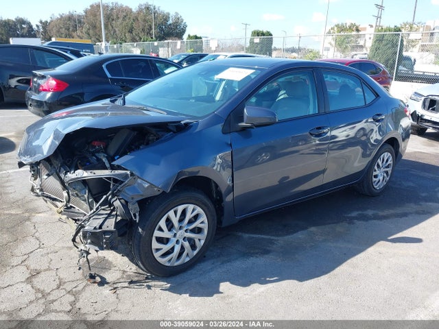 Toyota COROLLA LE 2018 5YFBURHE3JP843392 Image 2