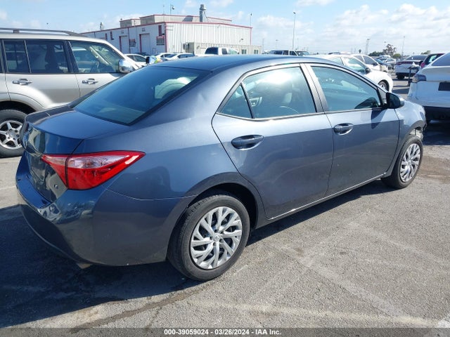 Toyota COROLLA LE 2018 5YFBURHE3JP843392 Image 4