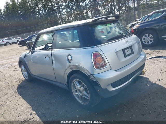 2007 MINI COOPER S WMWMF73527TT85387 Photo 2