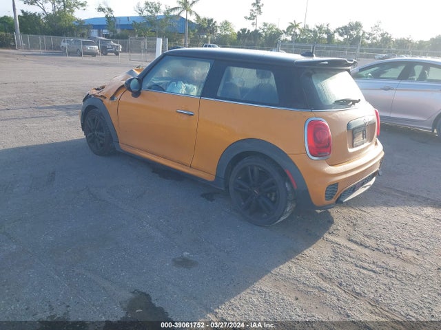 2016 MINI HARDTOP WMWXP5C56GT739393 Photo 2