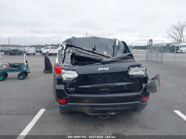 1C4RJFAG6JC147961 Jeep Grand Cherokee Laredo E 4x4