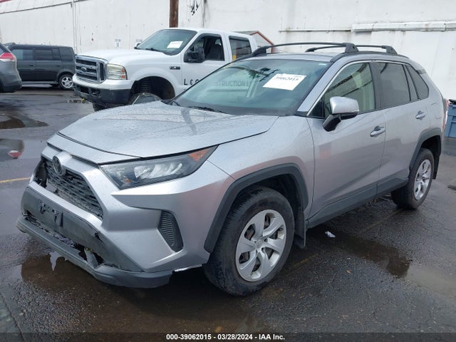 Toyota RAV4 LE 2019 JTMK1RFV8KJ002251 Image 2