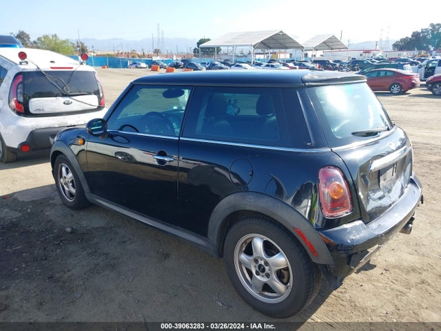 2009 MINI COOPER WMWMF33539TW74483 Photo 2